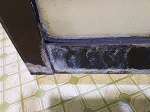 バスルーム扉カルキの汚れ